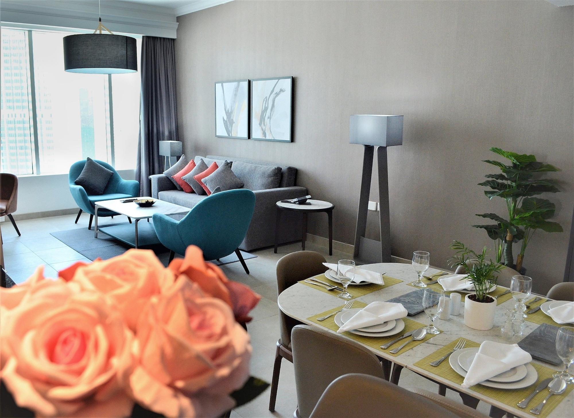 Somerset West Bay Doha Ngoại thất bức ảnh A living room in a serviced apartment in Dubai
