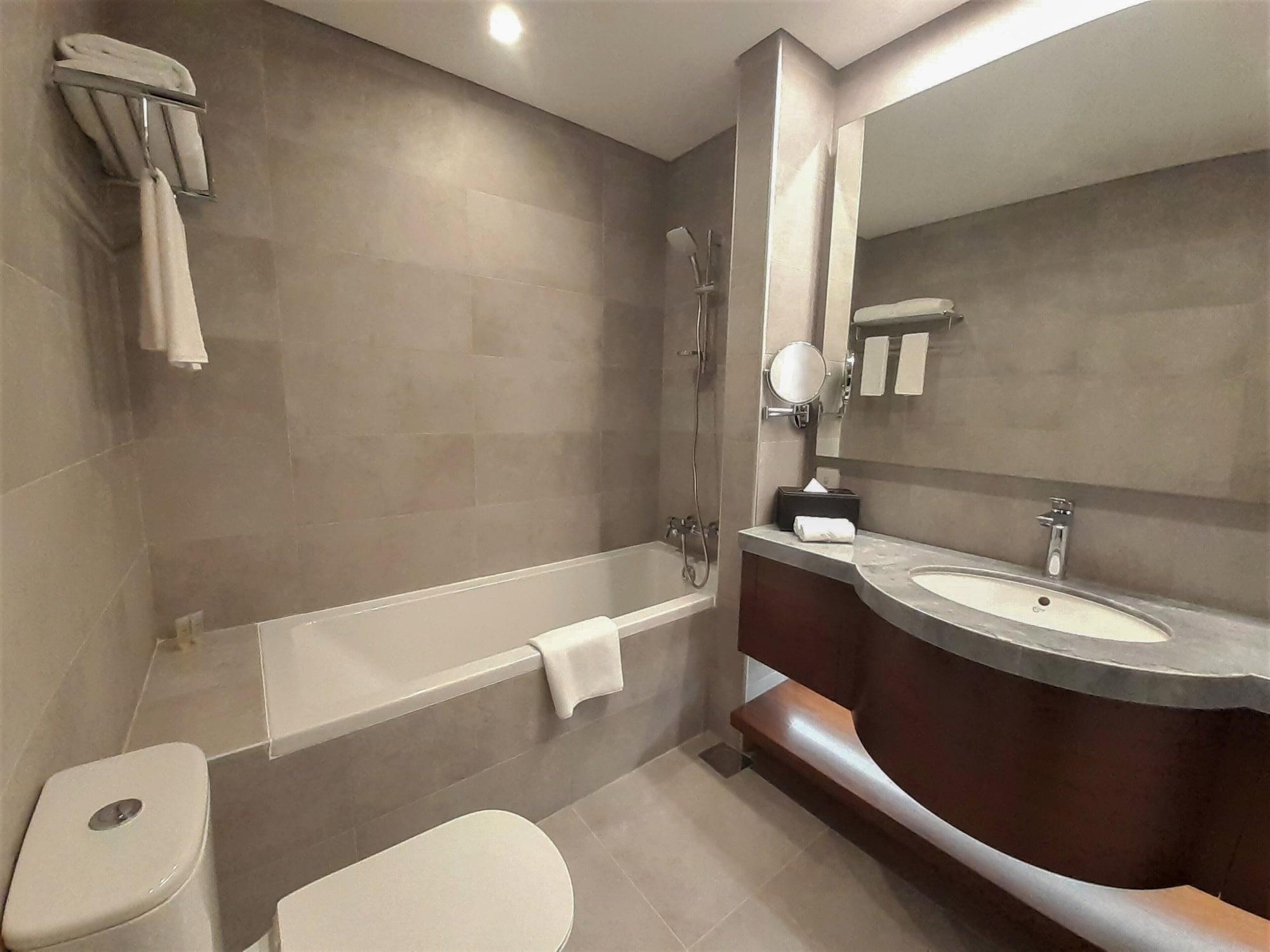 Somerset West Bay Doha Ngoại thất bức ảnh Bathroom of a hotel room