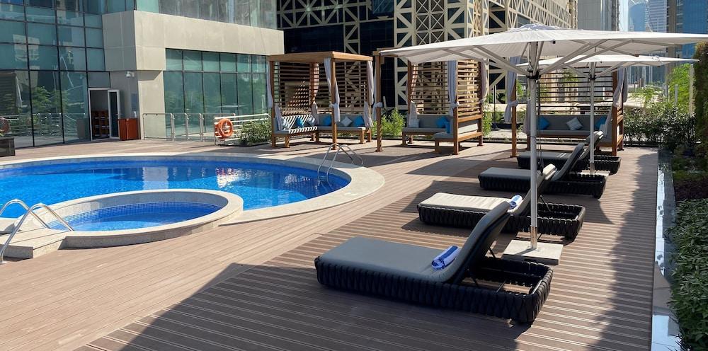 Somerset West Bay Doha Ngoại thất bức ảnh The pool at the hotel