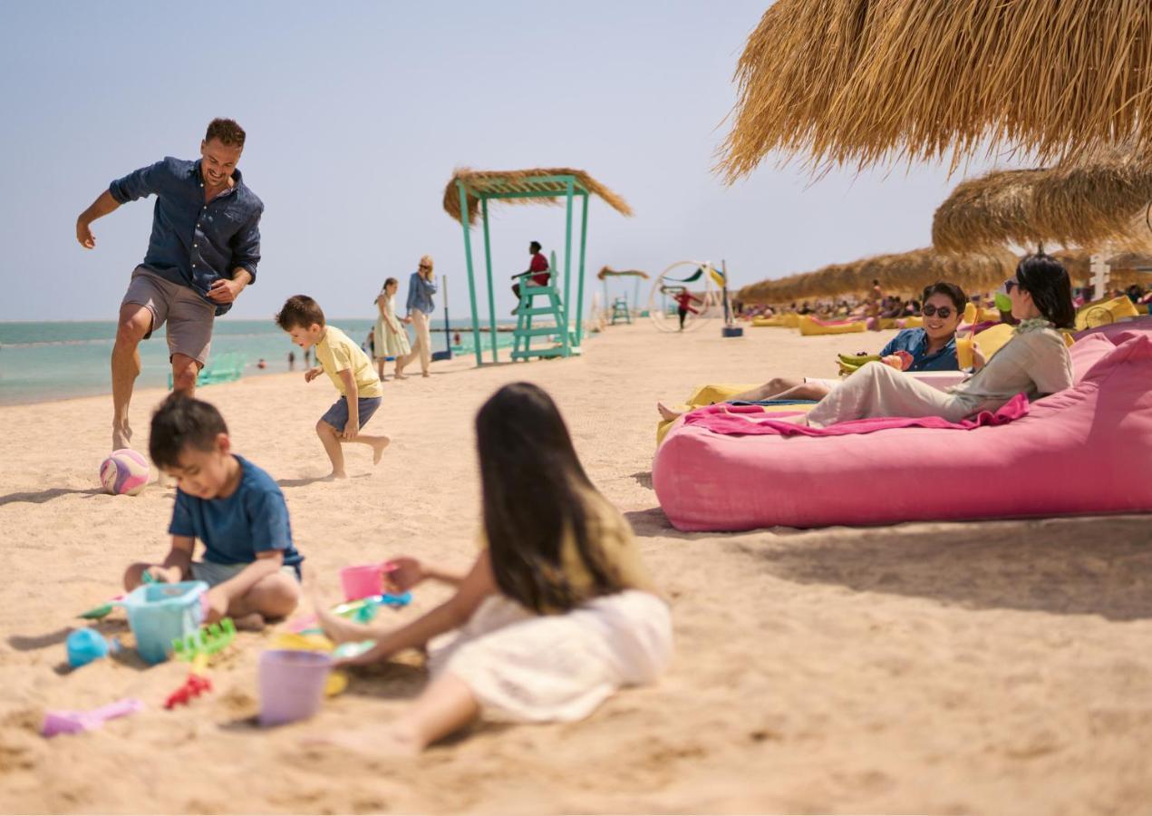 Somerset West Bay Doha Ngoại thất bức ảnh Families at the beach