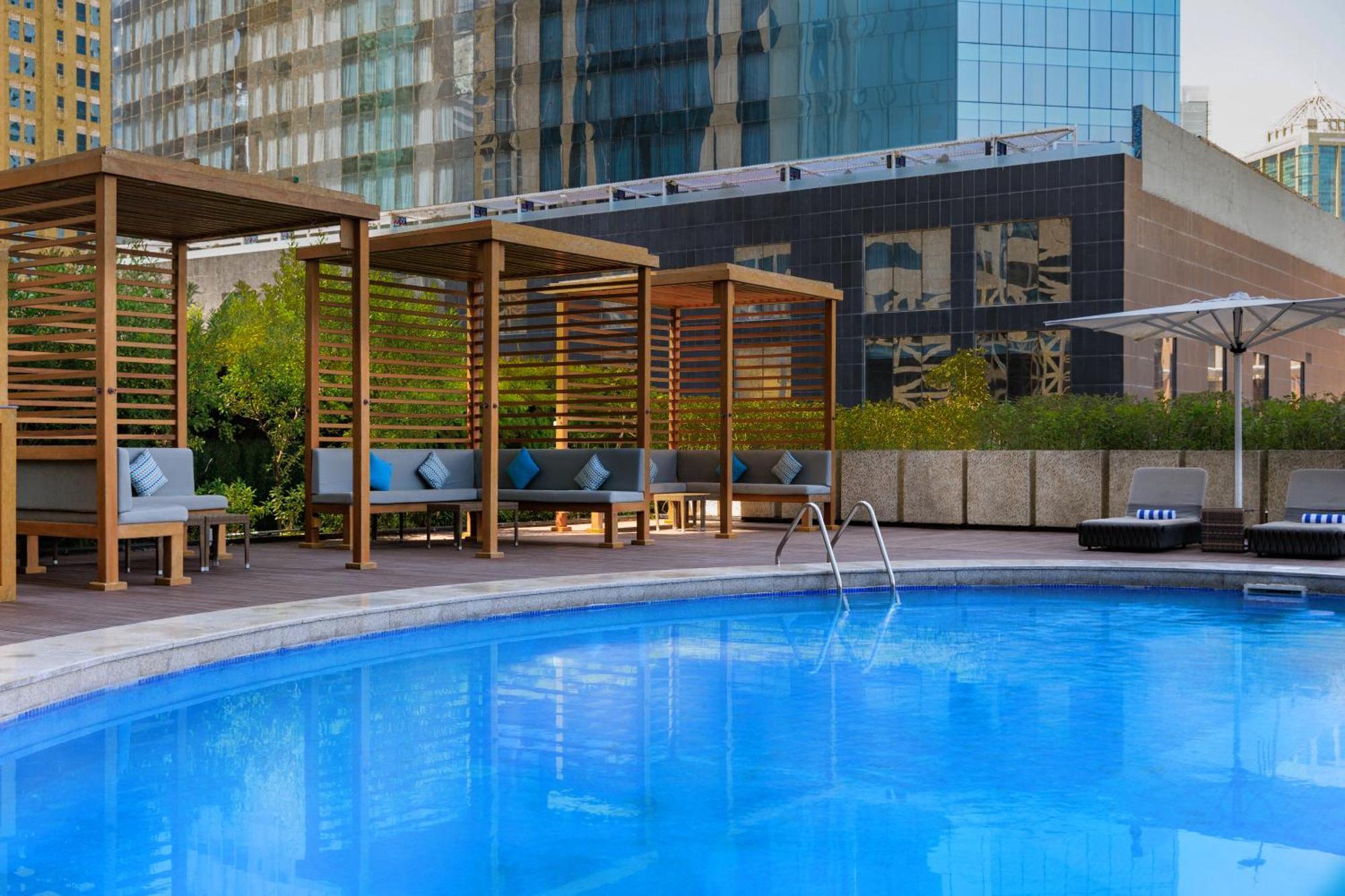 Somerset West Bay Doha Ngoại thất bức ảnh The swimming pool at the hotel