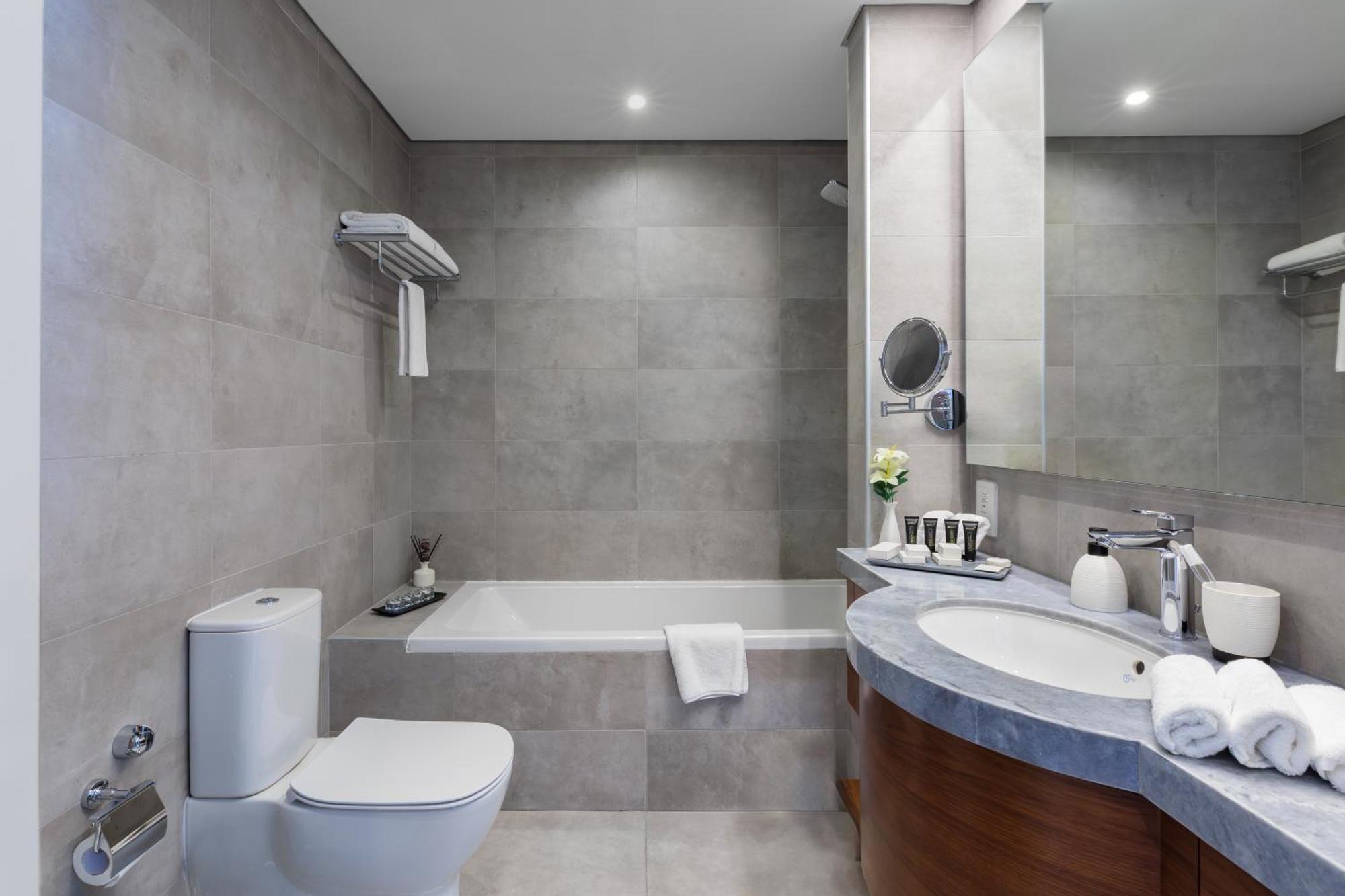 Somerset West Bay Doha Ngoại thất bức ảnh Bathroom