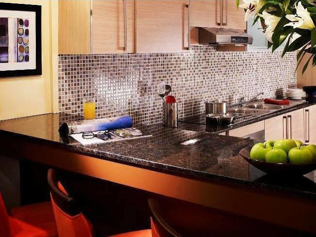 Somerset West Bay Doha Ngoại thất bức ảnh A kitchen with granite countertops